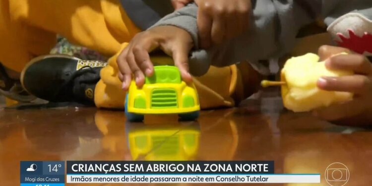 Irmãos dormem no chão e precisam de doação de alimentos por falta de vagas em abrigos da Prefeitura de SP