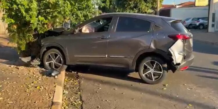 Após batida, motorista perde direção de carro e atropela mulher em Paulínia